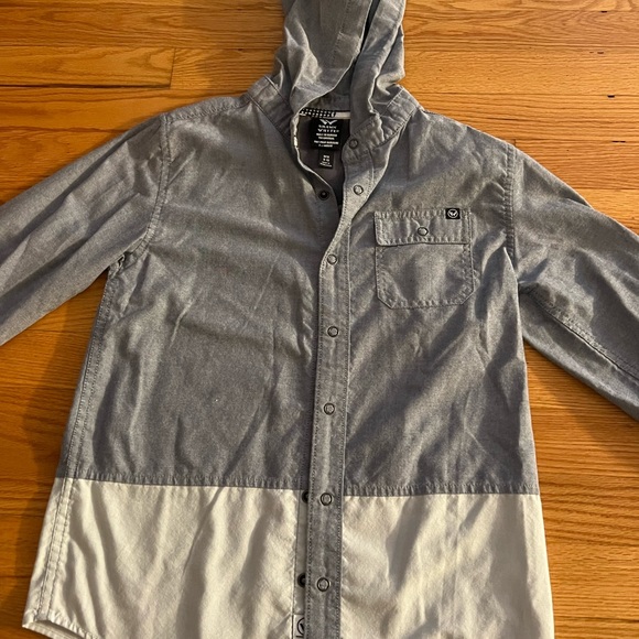 - 2 shirts - Picture 2 of 5